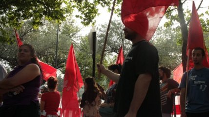   La protesta de la UDI en las afueras de la embajada de Cuba 