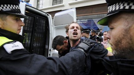   Británicos protestan contra reunión del G8 