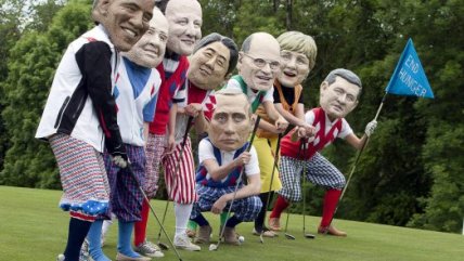   Activistas disfrazados de líderes del G8 protestaron jugando golf 