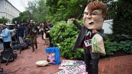   Protesta contra Donald Trump en afueras de Comité Nacional Republicano 