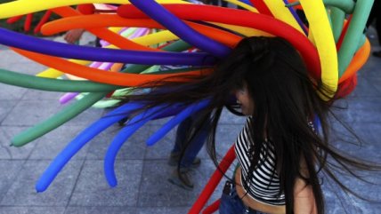   Estudiantes protestaron con globos frente a La Moneda 
