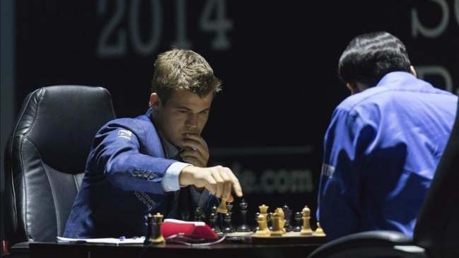  Carlsen quedó casi sin opción en Mundial de ajedrez rápido  