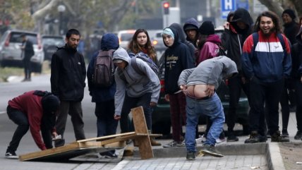   Estudiantes protagonizan incidentes en cuartel PDI en el que declara Cheyre 