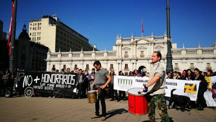   Trabajadores a honorarios protestaron por traspaso 