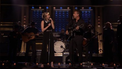   Miley Cyrus y Adam Sandler realizan emotivo tributo a las víctimas de Las Vegas 