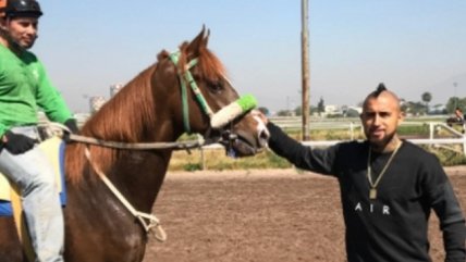 Arturo Vidal visitó a sus caballos en la jornada libre de la selección chilena