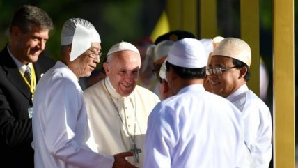   El papa Francisco llegó al palacio presidencial de Birmania 