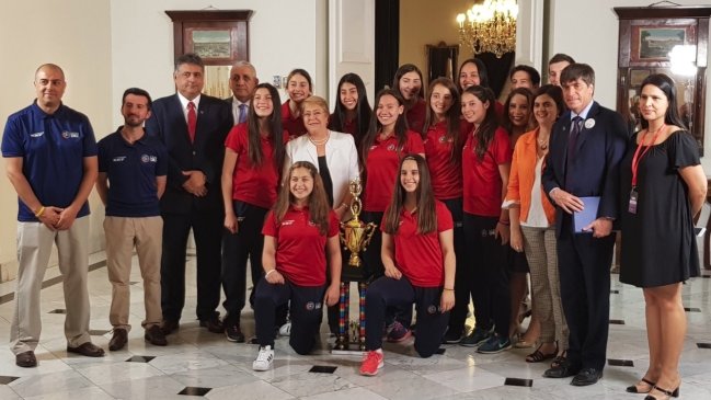  Bachelet recibió a campeonas sudamericanas de baloncesto  