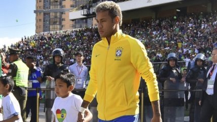   Neymar fue captado junto a bellas modelos en fiesta sobre un yate 