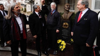 Inauguran escultura de homenaje a Orlando Letelier en Embajada de Chile en Washington