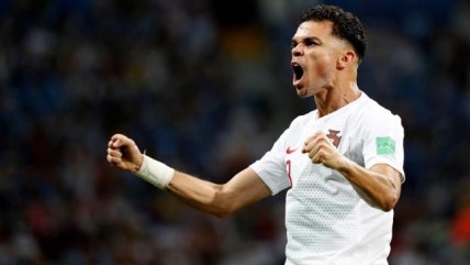 Pepe metió un furioso cabezazo en lo que fue la igualdad de Portugal ante Uruguay