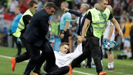 Pussy Riot realizó invasión a la cancha del Estadio Luzhniki durante la final del Mundial