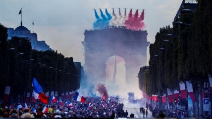 El espectacular homenaje a la selección francesa en el Arco del Triunfo de París