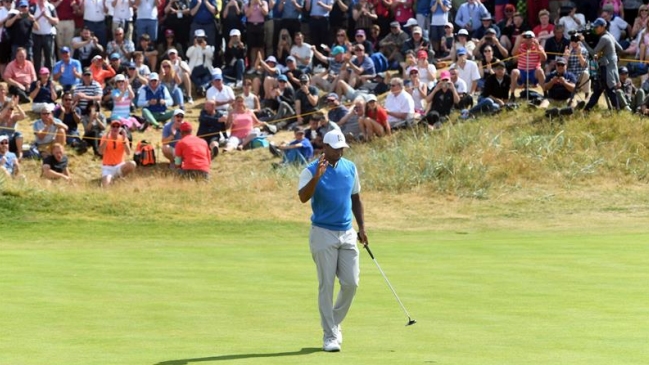  Kisner y Johnson lideran el Abierto Británico mientras Woods sigue al par  