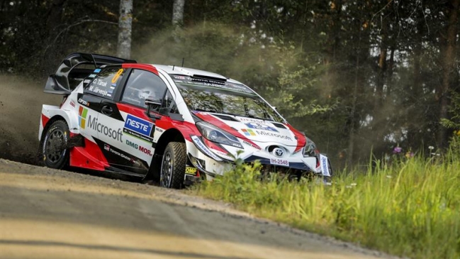  Neuville tuvo percance y Tänak sigue liderando en Finlandia  