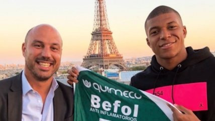   Kylian Mbappé posó en la Torre Eiffel con camiseta de humilde club argentino 