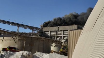   Así se ve la densa columna de humo que generó el incendio en minera Mantos Copper de Antofagasta 