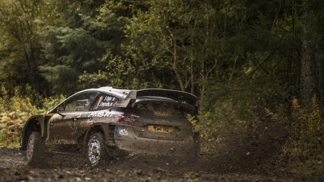  Ogier tomó el liderato del Rally de Gales  