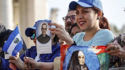   Miles de personas asistieron a la canonización de monseñor Romero 