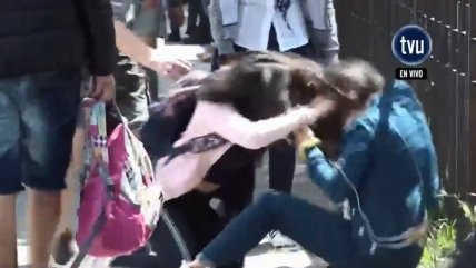   Dos estudiantes se pusieron a pelear cuando una apoderada hablaba de convivencia escolar 