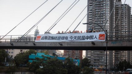   La particular intervención en el puente Santa Ana para protestar por el litio 