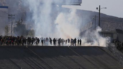   Migrantes intentaron cruzar muro con EEUU y recibieron gas lacrimógeno 