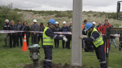   La instalación del primer poste de luz en Puerto Prat 