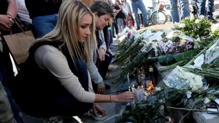   Decenas de personas honran a las víctimas del atentado en Colombia 