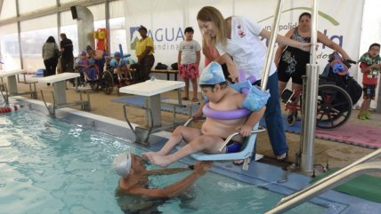   Solo 10 comunas cuentan con sillas hidráulicas en piscinas municipales 