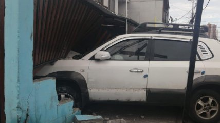 Automóvil quedó incrustado en vivienda de Iquique  