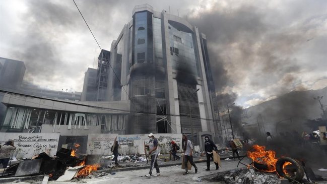  Manifestantes tomaron por la fuerza sede de la Contraloría en Quito  