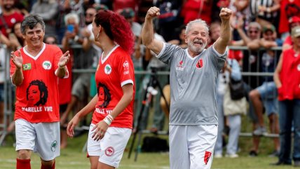  Lula jugó un partido de fútbol para celebrar su libertad  