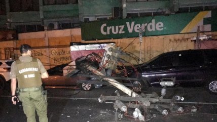  Varios vehículos dañados tras caída de un poste en Antofagasta  