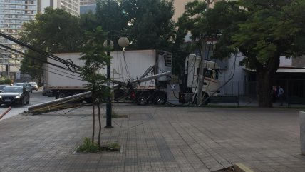  Camión arrasó con ocho postes del tendido eléctrico en Ñuñoa  
