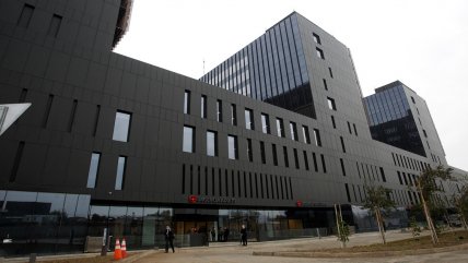  Denuncian que recién inaugurado Hospital Félix Bulnes se anegó con la lluvia  