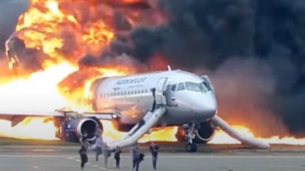   Terrorífico: Revelan imágenes del avión que se incendió en Rusia 