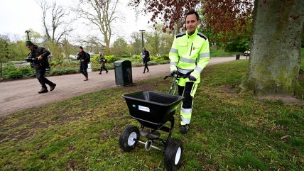  Ciudad sueca cubrió un parque de estiércol para detener fiestas  