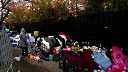  Cientos de venezolanos mantienen campamento afuera de la Embajada  