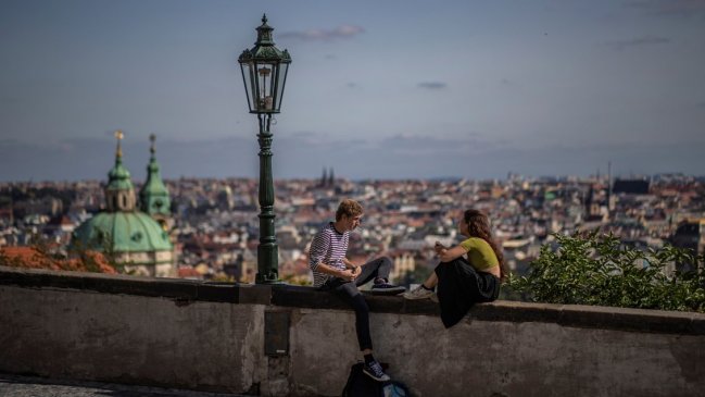  Praga declara alerta roja por Covid-19 y cierra las universidades  