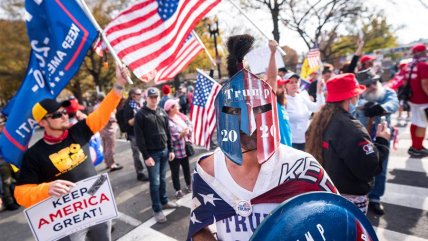   Seguidores de Trump se reúnen fuera de la Casa Blanca en apoyo a su infundada tesis de fraude electoral 