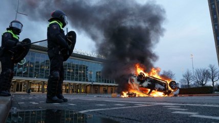  Graves disturbios en protestas contra el toque de queda en Países Bajos  