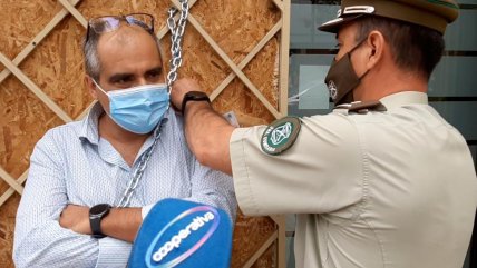  Dirigente UDI se encadenó en oficina del Servel y fue detenido sin resistencia  