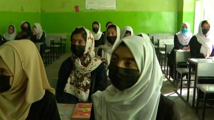   Talibanes rompen promesa de reabrir las aulas a afganas que cursan secundaria 