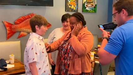   Emocionante: Mujer escucha el corazón de su hijo fallecido en el cuerpo de un niño receptor 