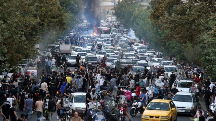  Ciudadana iraní en Chile: Lo que primero se debe lograr con las protestas es el derecho a elegir como vestir 