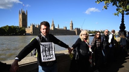   Una cadena humana rodea el Parlamento británico por la liberación de Assange 