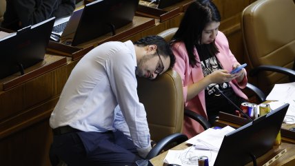   Bostezos, consomé y selfies: La otra cara de las 22 horas continuas para despachar el Presupuesto en la Cámara 