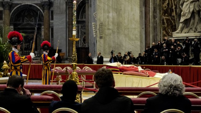  Miles de fieles ya han desfilado ante la capilla ardiente de Benedicto XVI  