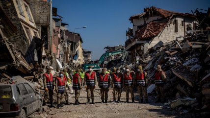  Sigue la búsqueda de personas en Turquía: Autoridades cifran 36 mil muertos  