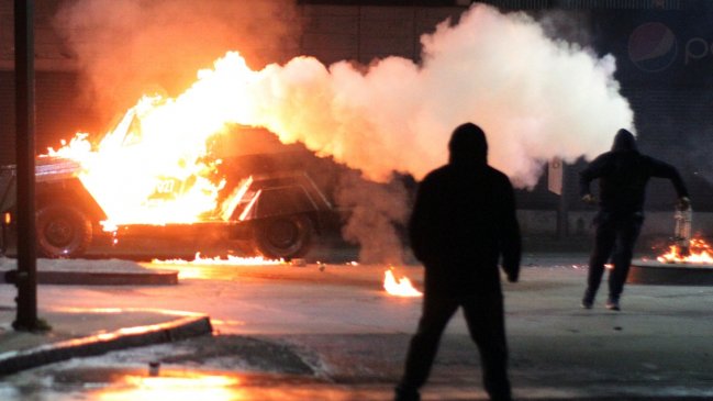   Dos menores y un adulto fueron detenidos: Robaron un taxi para usarlo como barricada 